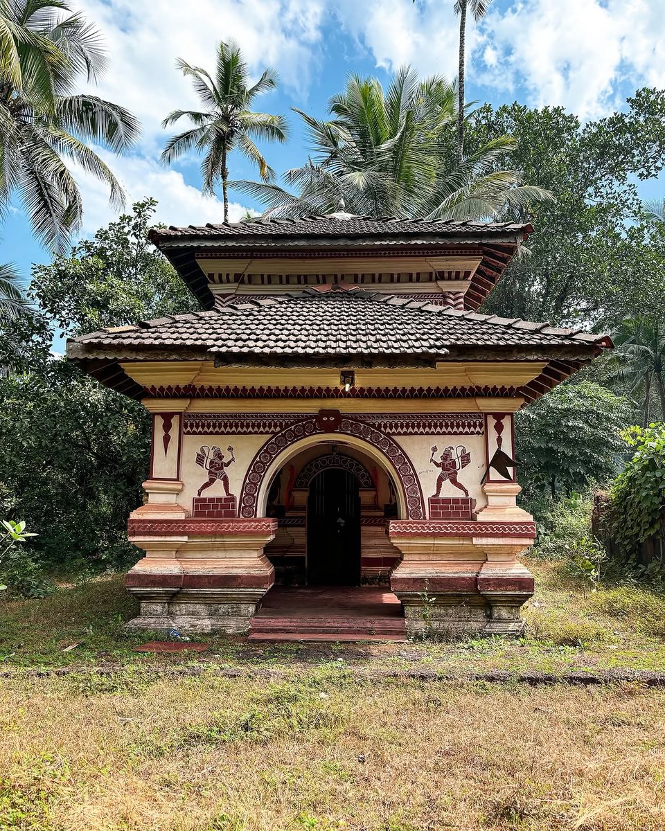 IndiaAesthetica's tweet photo. Lord Hanuman temple known for its traditional Konkani  Kaavi art in Advalpal, Goa 🛕🇮🇳 https://t.co/o8Hun8osiw