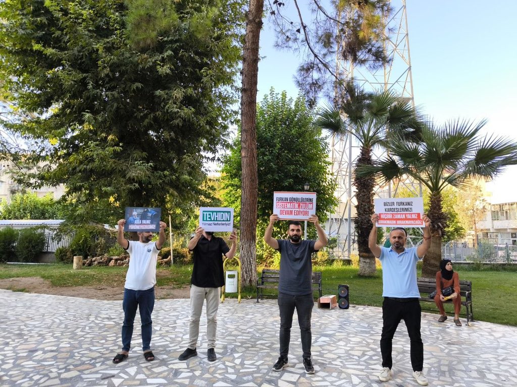 FH_Susmaz's tweet photo. ALPARSLAN KUYTUL HOCA’NIN TUTUKLUĞUNA VE FURKAN HAREKETİ’NE YÖNELİK OPERASYONLARA TEPKİLER BÜYÜYOR!

Alparslan Kuytul Hoca, Semra Kuytul Hocahanım ve Furkan Hareketi mensubunun tutuklanmasına, uygulanan hukuksuzluklara karşı Türkiye’nin dört bir yanında basın açıklaması ve özgürlük yürüyüşü gerçekleştiren Furkan Hareketi mensupları, adalet ve özgürlük talebini haykırmaya devam ediyor.

FurkanHareketi TekYürek
ÖzgürlükIçin Meydandayız
HocamıSerbest Bırakın

📍Mardin 📍Manisa