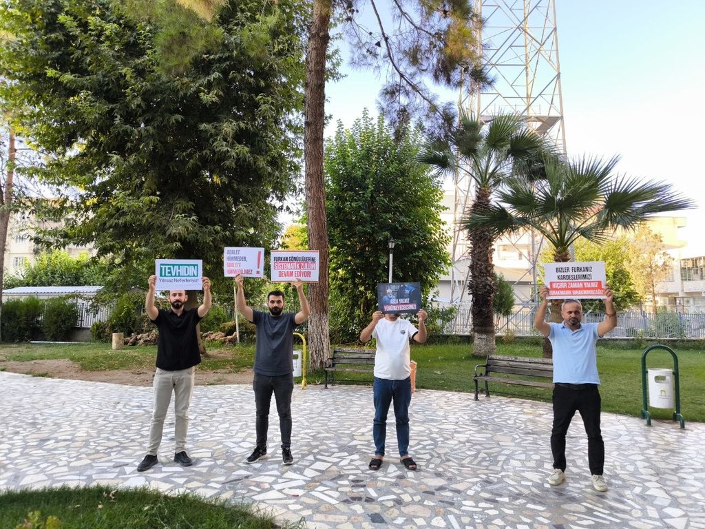FH_Susmaz's tweet photo. ALPARSLAN KUYTUL HOCA’NIN TUTUKLUĞUNA VE FURKAN HAREKETİ’NE YÖNELİK OPERASYONLARA TEPKİLER BÜYÜYOR!

Alparslan Kuytul Hoca, Semra Kuytul Hocahanım ve Furkan Hareketi mensubunun tutuklanmasına, uygulanan hukuksuzluklara karşı Türkiye’nin dört bir yanında basın açıklaması ve özgürlük yürüyüşü gerçekleştiren Furkan Hareketi mensupları, adalet ve özgürlük talebini haykırmaya devam ediyor.

FurkanHareketi TekYürek
ÖzgürlükIçin Meydandayız
HocamıSerbest Bırakın

📍Mardin 📍Manisa