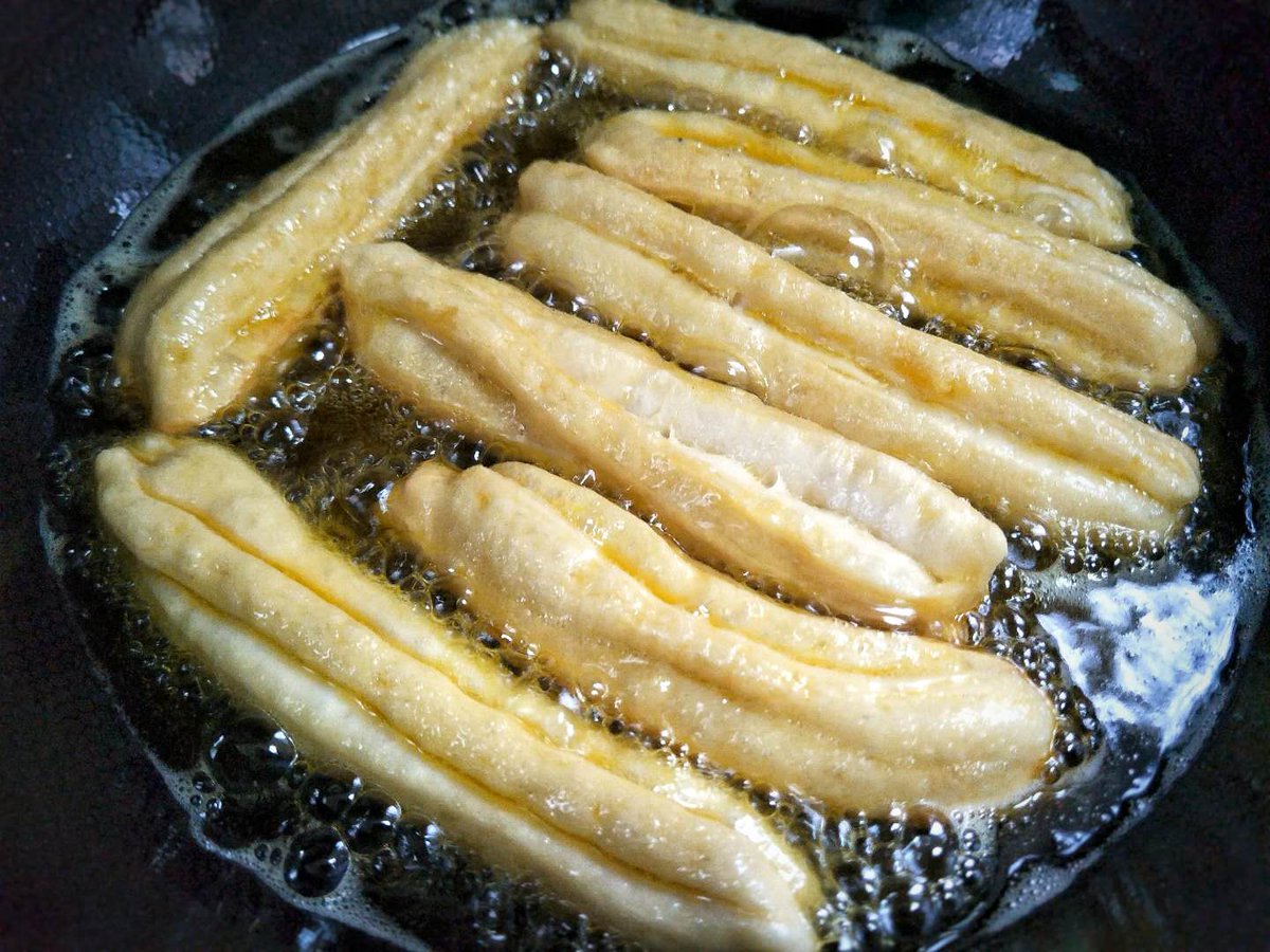 CaroleeTenl7x's tweet photo. Comí un churro crujiente con chocolate caliente, el mejor momento del día.， https://t.co/HtI6ooVaVU