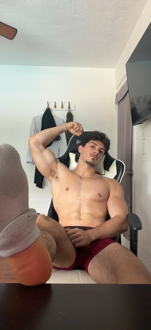 MasterBryce_'s tweet photo. What makes you weaker these bis or these perfect sweaty feet?🏧😈 https://t.co/6uVXei0FC1