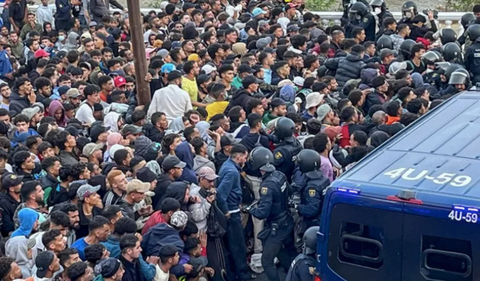 viOnemedia's tweet photo. ‼️El Gobierno calcula que todavía permanecen en Ceuta unos 10.000 inmigrantes en situación irregular, de los cuales entre 3.000 y 4.000 seguirían en las calles, montes y playas de la ciudad. https://t.co/yvtx2g1xpS