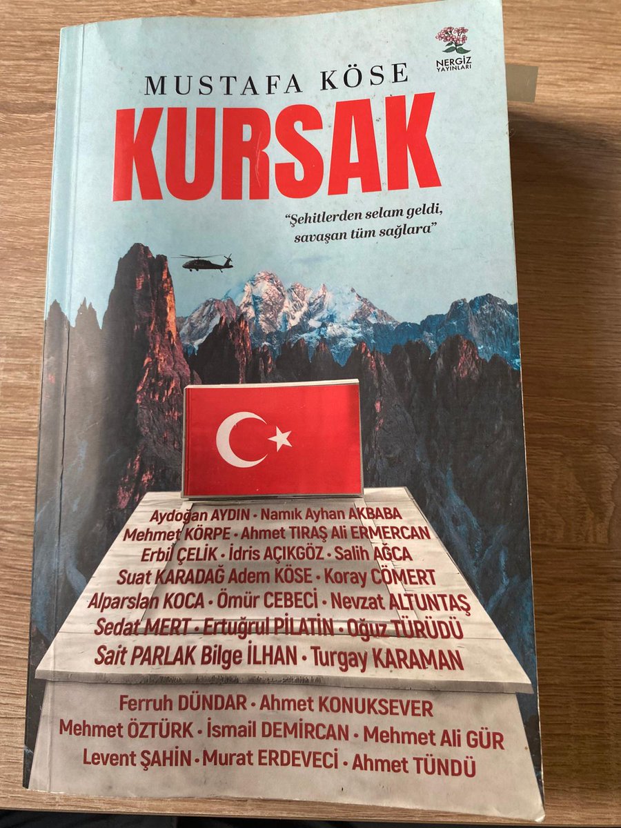 mustafakosemus's tweet photo. KAŞİF KOZİNOĞLU...
(#Kursak kitabımdan ilgili bölüm.)

Geçmiş Günlerden Anılar

Suat Yarbay’ı karargâhta ziyaret etmek benim için her zaman ayrı bir keyifti. Özel Harp Dairesinde geçirdiği yıllara dair anılarını dinlemek, hem mesleki bilgi birikimime katkı sağlıyor hem de onun anlatımındaki samimiyet ve nüktedanlıkla eğlenceli bir sohbet fırsatı sunuyordu. Ancak bu anılar içinde, uzun bir süre Suat Yarbayın tim komutan yardımcısı olarak görev yapan Kâşif Kozinoğlu’yla ilgili paylaştığı bir hikâye vardı ki; halen hatırladıkça kahkahalarla güldürür beni.

Kâşif Üsteğmen henüz bekârken, anne ve babasıyla birlikte Ankara Devlet Mahallesi’ndeki lojmanlarda oturmaktadır. Günlük hayatı oldukça sıradan görünür. Sabahları üniformasını giyip elinde evrak çantasıyla lojmanların önünden servise binmekte, akşam da yine aynı şekilde, sessiz sedasız evine dönmektedir. Üniforması da olmasa; bir devlet dairesinde çalışan sıradan bir memur görünümündedir.

Bir sabah, Kâşif Üsteğmen mesai için Kirazlıdere’deki kışlaya vardıktan kısa bir süre sonra alarm verilir. Zira o gün, hava korsanları Diyarbakır uçağını kaçırmışlardır ve o uçağı kurtarmak için özel bir operasyon düzenlenecektir. Operasyonun detayları hızla oluşturulur, havayollarından temin edilen uçağın şeması üzerinde giriş planları yapılır, rehinelerin güvenliği sağlanarak operasyonun başarıyla tamamlanması için en ince detaylar gözden geçirilir.

Planlar tamamlandıktan sonra, timler özel teçhizatlarıyla askeri bir uçağa binip hızla Diyarbakır’a uçarlar. Operasyon, büyük bir gizlilik ve hassasiyetle yürütülür. Timler, yüzleri maskeli bir şekilde uçağa giriş yapar, saniyeler içinde korsanlar etkisiz hale getirilir ve rehineler sağ salim kurtarılır. Bu başarılı operasyon sırasında ve sonrasında, uzaktan da olsa TRT kameraları timlerin kar maskeli olarak yansıyan görüntülerini çeker.

Görev tamamlandığında, timler yine aynı askeri uçakla Ankara’ya döner. Dönüşte, yapılan faaliyet sonu incelemesini (FSİ) müteakip, personel hiçbir şey olmamış gibi lojmandaki evlerine dönmek üzere servislere biner. Günlük rutin mesaiden döner gibi eve dönen bu kahramanlar, akşam televizyon haberlerinde, icra ettikleri operasyonun detaylarını ve yayınlanan görüntülerini izlemek için ekran başına geçerler.

Kâşif Üsteğmen de ailesiyle birlikte akşam yemeğini yer, ardından oturma odasında televizyon karşısına geçer. Haberlerde, Diyarbakır’da gerçekleştirilen başarılı rehine kurtarma operasyonunun görüntüleri yayınlanmaktadır. Yüzleri maskeli kahramanlar birer birer ekrana gelirken, Kâşif Üsteğmen ekranda kendisini de görüp, için için güler. Tam bu esnada yanında oturan babası birdenbire ona döner, kaşlarını çatar ve hafif bir sitemle şöyle der:

“Tüh sana be oğlum! Şu adamlara bak, aslanlar gibi kahramanlık yapıyorlar. Sen ise elinde evrak çantası, memur gibi işe gidip geliyorsun. Ne biçim askersin sen?”

Kâşif Üsteğmen, çalıştığı birliğin gizliliğini korumak adına ailesine hiçbir şey anlatamadığından ne diyeceğini bilemez. İçinden usul usul gülmekle yetinir. Babasına, yüzünde belli belirsiz bir tebessümle bakar ve sessizliğini korumaya devam eder.

Bu hikâyeyi dinlerken hem gülmekten kendimi alamamış hem de Özel Kuvvetlerin sessiz kahramanlıklarına bir kez daha hayranlık duymuştum. Onlar, maskelerin ardında yalnızca kendilerini değil, ülkeyi koruyan gizli kahramanlardı. Kâşif Üsteğmenin yaşadığı bu komik ama derin anlamlar içeren olay, her görevden sonra normal bir hayata dönmek zorunda kalan kahramanların hayatlarını anlatan belki de en güzel örnekti.

Biyonik Adamın Kahvaltısı

Özel Kuvvetlerin efsanevi isimlerinden Kâşif Kozinoğlu’ndan bahsetmişken, şu anekdotu da anlatmadan geçmemeliyim. Kâşif Kozinoğlu, yalnızca cesareti, zekâsı ve sadakatiyle değil, aynı zamanda sıra dışı beslenme alışkanlıklarıyla da hatırladığımız bir komutanımızdır. Komutanımızın, yoğun fiziksel antrenmanlar, ağır eğitim faaliyetleri ve operasyona hazırlık süreçleri nedeniyle vücudunun ihtiyaç duyduğu proteini karşılamak için sabah kahvaltılarında tam 15 haşlanmış yumurta yediğini bilirdik. Bu alışkanlık, çevresindekiler için zaman zaman şaşkınlık, zaman zaman da eğlenceli sohbetlerin konusu olmuştur.

Ne var ki aynı alışkanlık, Kâşif Üsteğmen’in evlendikten sonra hayatına farklı bir boyut katmıştır. Başlangıçta bu durumu şaşkınlıkla karşılayan eşi, Suat Yarbayın eşine dert yanar:

“Abla, bu adam insan değil, biyonik adam! Sabahları benden 15 haşlanmış yumurta istiyor. Daha önce böyle bir şey duydun mu?”

Eşinin bu tatlı şikâyetleri aile içinde espri konusu olurken, Kâşif Üsteğmen’in kendisi de bu konuda sıkça şakalaşmaktadır. Bir gün tim komutanı Suat Yüzbaşı’ya dönüp içini döker:

“Yahu komutanım, eşim bana sabahları sadece bir tane yumurta haşlıyor. Benim gibi adama bir yumurta nasıl yetsin? Böyle giderse yakında eğitimlerde bayılacağım!”

Bu tatlı atışmalar, Kâşif Kozinoğlu’nun yaşamında hem disiplin hem de mizahı bir arada barındıran yapısının bir yansımasıydı. Gözünü budaktan sakınmayan, görevlerini büyük bir özveriyle yerine getiren bu kahraman, Özel Kuvvetlerde binbaşı rütbesine kadar yükselmiş, daha sonra Milli İstihbarat Teşkilatı’nda ülkesine sadakatle hizmet etmişti.

Ne yazık ki Kâşif Kozinoğlu, dini kendisine paravan yapan bir terör örgütünün yargıya sızmış unsurlarınca düzenlenen kumpas davalarla cezaevine atılmıştır. Bu kumpas sürerken, cezaevinde uğradığı bir komplonun kurbanı olarak, tutsaklıktayken hayata veda etmiştir. Onun ismi, Türk milletinin hafızasında ve yüreğinde kahramanlık, fedakârlık ve sadakatle kazınmış bir iz bıraktı.

Bu sıra dışı komutanı ve onun hatıralarını, bir tebessüm ve derin bir minnetle anıyorum. Ruhu şad, mekânı cennet olsun.

#Kursak