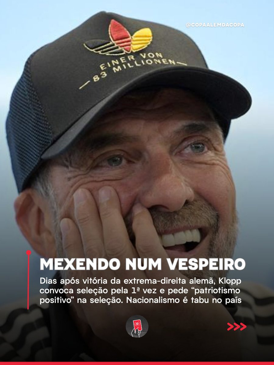 copaalemdacopa's tweet photo. Novo técnico da seleção alemã, Jürgen Klopp se viu numa posição delicada: pedir o retorno da torcida no apoio à equipe, sem exacerbar sentimentos nacionalistas.

“Não quero deixar o orgulho nacional para as pessoas erradas”, disse ele na coletiva em que anunciou 44 jogadores pra sua 1ª convocação na Alemanha.

Ele próprio usava um boné com as cores da bandeira alemã e os dizeres “um entre 83 milhões”. É um toque nacionalista, mas contido: segundo Klopp, ele quer “recuperar a bandeira”.

O “orgulho de ser alemão” é um tabu no país, já que o nacionalismo foi um dos pilares nazistas. A razão pela qual Klopp está falando disso, embora não tenha dito claramente, é a recente vitória do partido Alternativa para a Alemanha (AfD) nas eleições estaduais da Saxônia-Anhalt.

Foi a 1ª grande vitória da extrema-direita alemã desde aquela do Partido Nazista nas eleições federais de 1933, há quase um século.

O futebol teve um papel histórico na retomada do uso da bandeira pelos alemães. Em 2006, durante a Copa sediada no país, normalizou-se exibir o pendão tricolor pela 1ª vez em décadas, num contexto claramente deslocado da política.

20 anos depois, porém, o momento é outro. A AfD usa o orgulho alemão em sua plataforma xenofóbica, na qual defende, por exemplo, expulsar imigrantes do país. É o contrário do que propõe Klopp, que já se disse socialista no passado: “é possível ter orgulho de ser alemão e ainda ser aberto, diverso, gentil e amigável? É possível ainda ter compaixão? Eu tenho 100% de certeza: sim!”, disse o treinador.

Mas a conexão entre nacionalismo alemão, nazismo e AfD é difícil de negar. Em janeiro de 2025, Elon Musk fez uma saudação nazista pra celebrar a posse de Donald Trump. Dias depois, participou de uma convenção da AfD, dizendo que os alemães precisavam “superar a vergonha do seu passado”.

Em outubro passado, Benedict Doege, líder da Juventude da CDU (partido de centro-direita), convocou uma “caminhada patriótica” para celebrar os 25 anos da reunificação alemã. Avisou que seria um evento de “patriotismo positivo e unificador”, numa tentativa de se separar da AfD. E, mesmo assim, inúmeros extremistas compareceram ao evento, mostrando que falar em orgulho alemão é quase um apito de cachorro no país.

Klopp terá uma missão dura pela frente.