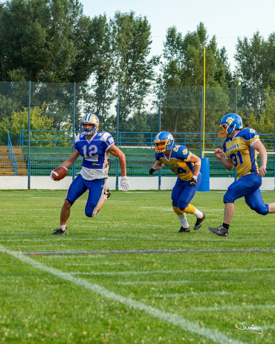 jurius_Photo's tweet photo. Spojiť 2v1 je vždy super, lebo je to efektívne. Tu som si mohol užiť skvelé manévre takpovediac z prvej ruky, a zároveň aj zachytiť tieto skvelé momenty nafurt 🏈

Neviem ako sa tento ťah hráča Bratislava Monarchs volá, ale na fotke to vyzerá efektne 😄 #jurius #juriusphoto https://t.co/p8VKbxCYvB