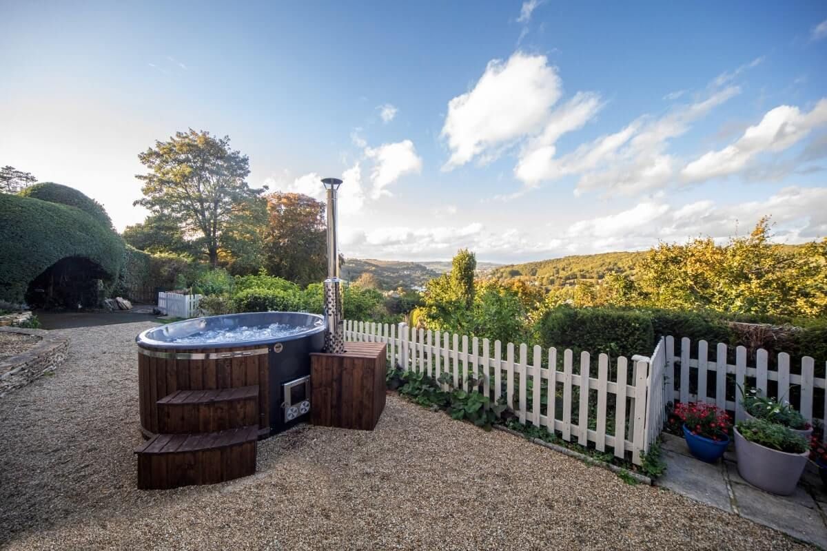 TheHolidayCots's tweet photo. πΏ Relax in Style at Burleigh Lodge πΏ
Burleigh Lodge offers a peaceful escape surrounded by private gardens, with spectacular views across the Golden Valley and towards the Cotswolds. π³
ποΈ 7
https://t.co/buciVDl5U9
#BurleighLodge #Cotswolds #GoldenValley #CountrysideEscape https://t.co/znEQWc0o3k
