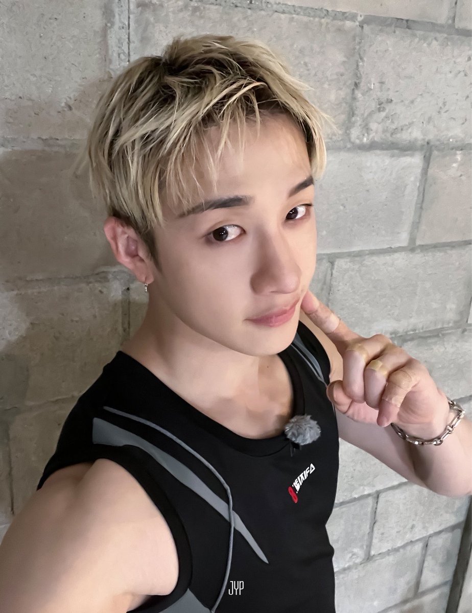 gnabnahc97chris's tweet photo. CHAN IS SO PRETTY MY BABY!!! https://t.co/ZHc8IQTKnS