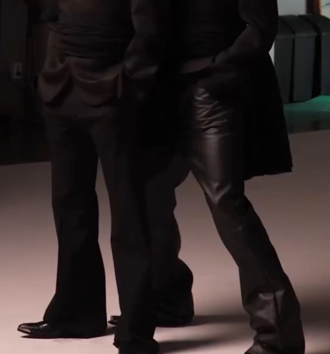 danceoftricky's tweet photo. I'm crying Hunter is bending down to match Sumin's height https://t.co/sy1LiGeLzg