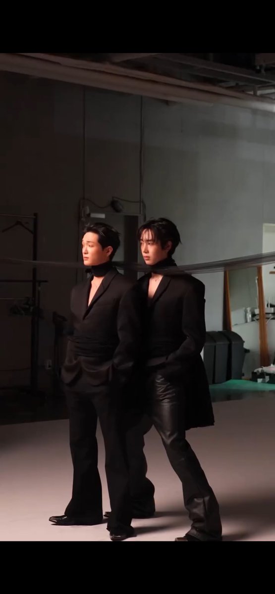 danceoftricky's tweet photo. I'm crying Hunter is bending down to match Sumin's height https://t.co/sy1LiGeLzg