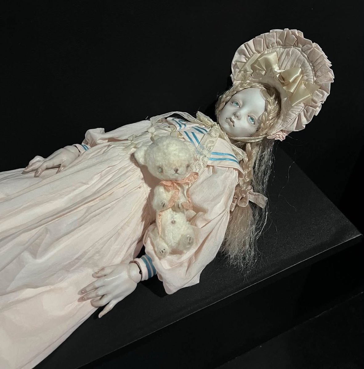 robin_n_'s tweet photo. 中国上海の人形展に「金平糖」ちゃんで参加させていただきます🪽
出品作、紹介画像も旧作で申し訳ないです。素敵な画像を作っていただき感謝！

創作人形展「記憶之庭」

展示日程
2026年9月19日（土）～10月7日（水）
10時〜18時

会場
中国・上海
absoluteart 西洋古董收藏 https://t.co/d1DRkpU1LP