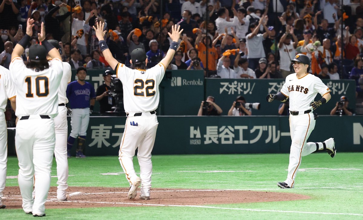 sanspo_giants's tweet photo. 【#本日のベストショット📸】　
サヨナラ2ランの #泉口友汰 選手を迎えるチームメート。#小林誠司 選手が先頭でバンザイ（撮影・萩原悠久人）

#巨人 #ジャイアンツ #giants #サンスポ https://t.co/CRx2q5gB8B