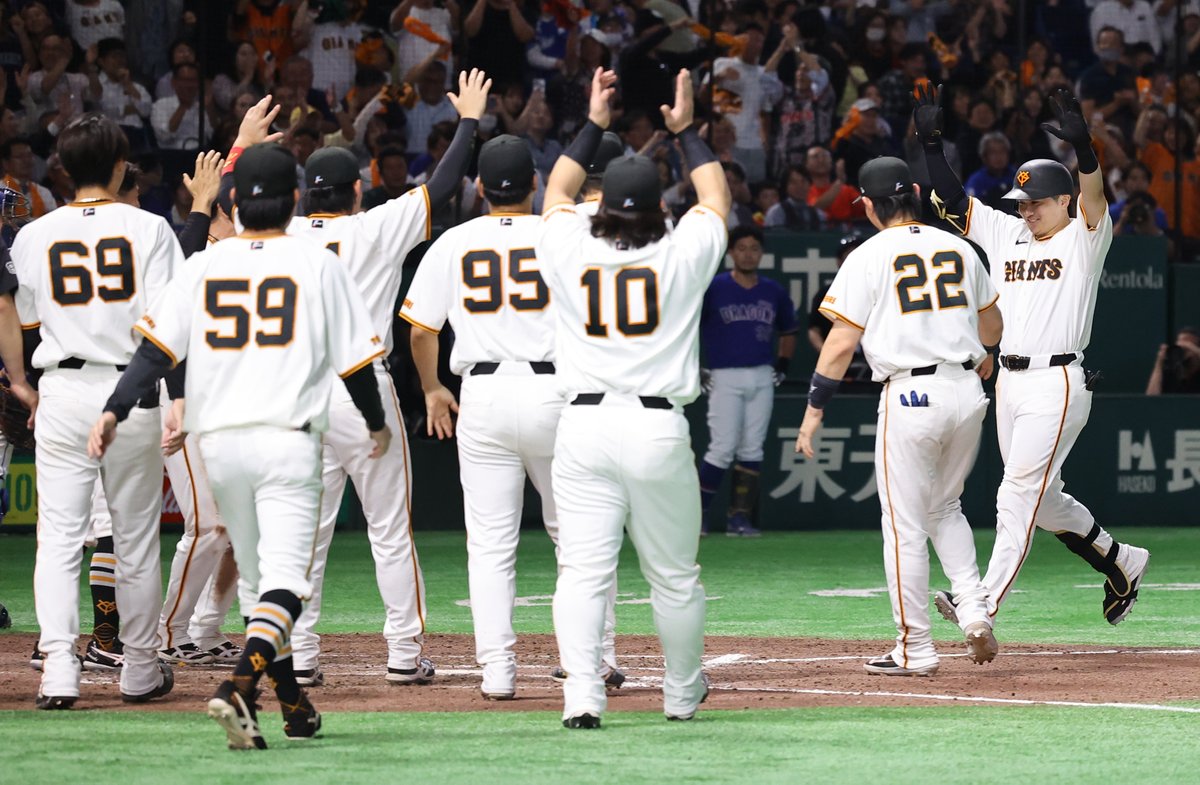 sanspo_giants's tweet photo. 【#本日のベストショット📸】　
サヨナラ2ランの #泉口友汰 選手を迎えるチームメート。#小林誠司 選手が先頭でバンザイ（撮影・萩原悠久人）

#巨人 #ジャイアンツ #giants #サンスポ https://t.co/CRx2q5gB8B
