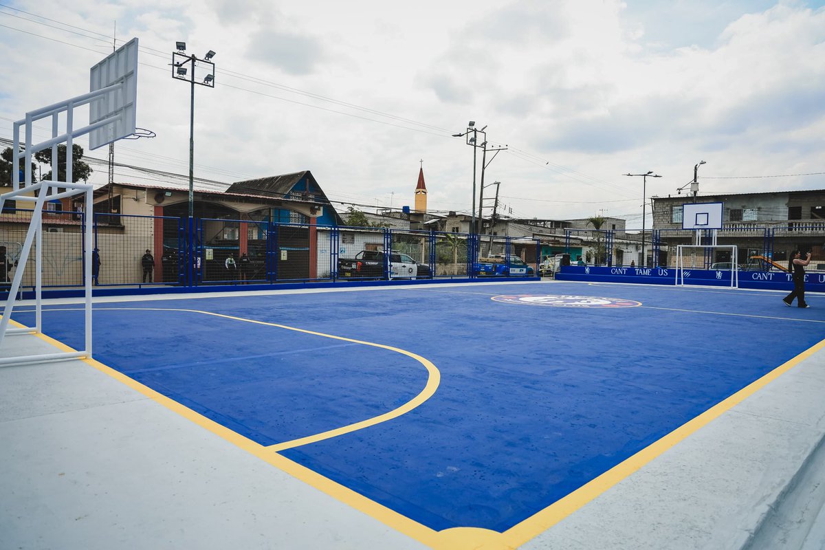 taticoronelf's tweet photo. Chelsea llegó a Guasmo Norte 💙

Ayer entregamos junto al Chelsea club dos canchas comunitarias de uso múltiple 🙌🏻

Es la tercera ciudad del mundo que elige este club para intervenir en un área municipal 🌟

La comunidad está muy feliz! https://t.co/Yty7hwpBr0
