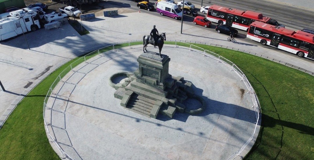 Danielmpajaro's tweet photo. Muchos años después los viajeros del tiempo se reiran con asombro de un país dónde los imbeciles peleaban con las estatuas de sus héroes y creían que con eso luchaban por la justicia social 

Bienvenido General Baquedano libre, sin muros oprobiosos https://t.co/HthsBPDtuk