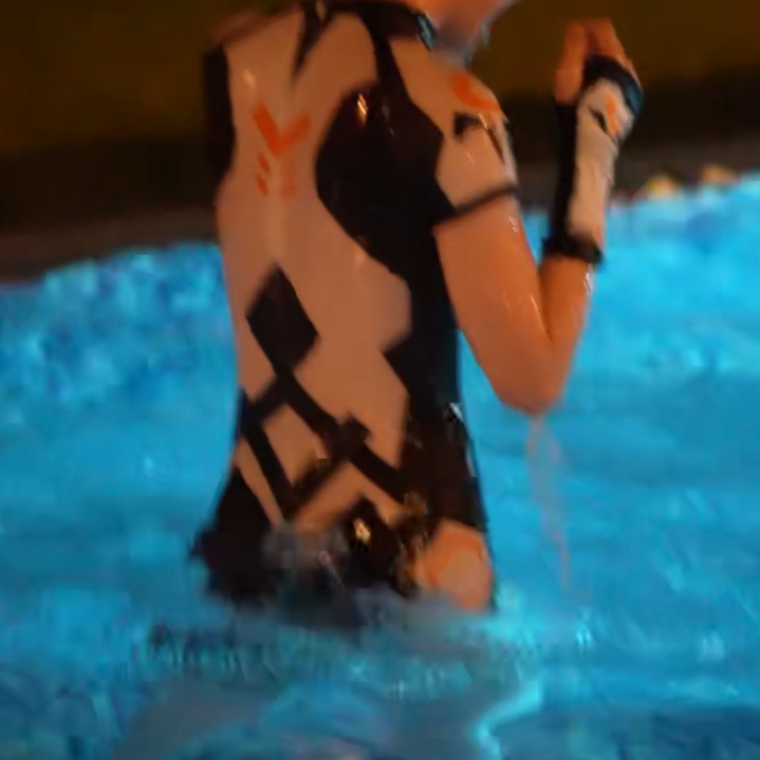 fructidorknight's tweet photo. 聚会的时候
本来好好的穿着水手服和百褶裙
怎么突然被拉到更衣室套进小英雄里了！！！
怎么还下水了
湿透了...

（那我得多拉几个人一起下水了 😈

#小英雄 #白丝 #泳池Play #次元跃迁 https://t.co/OnyBqMAgPm