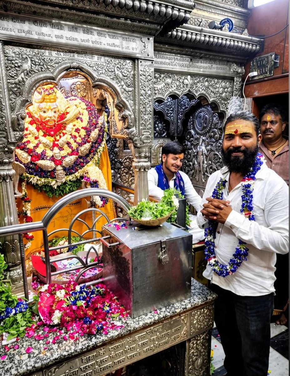 ankitkumar0577's tweet photo. वाराणस्याम भैरवो देव संसार भयनाशनम ,
अनेक जन्म कृतम पापम दर्शनेन विनाश्यति।।

आज काशी के कोतवाल बाबा कालभैरव जी महाराज के  दर्शन करने का सौभाग्य प्राप्त हुआ |

काशिकापुराधिनाथ कालभैरवं भजे ...
  श्री कालभैरवं शरणं प्रपद्ये 🙏❤️ https://t.co/Dir0RnEbGW