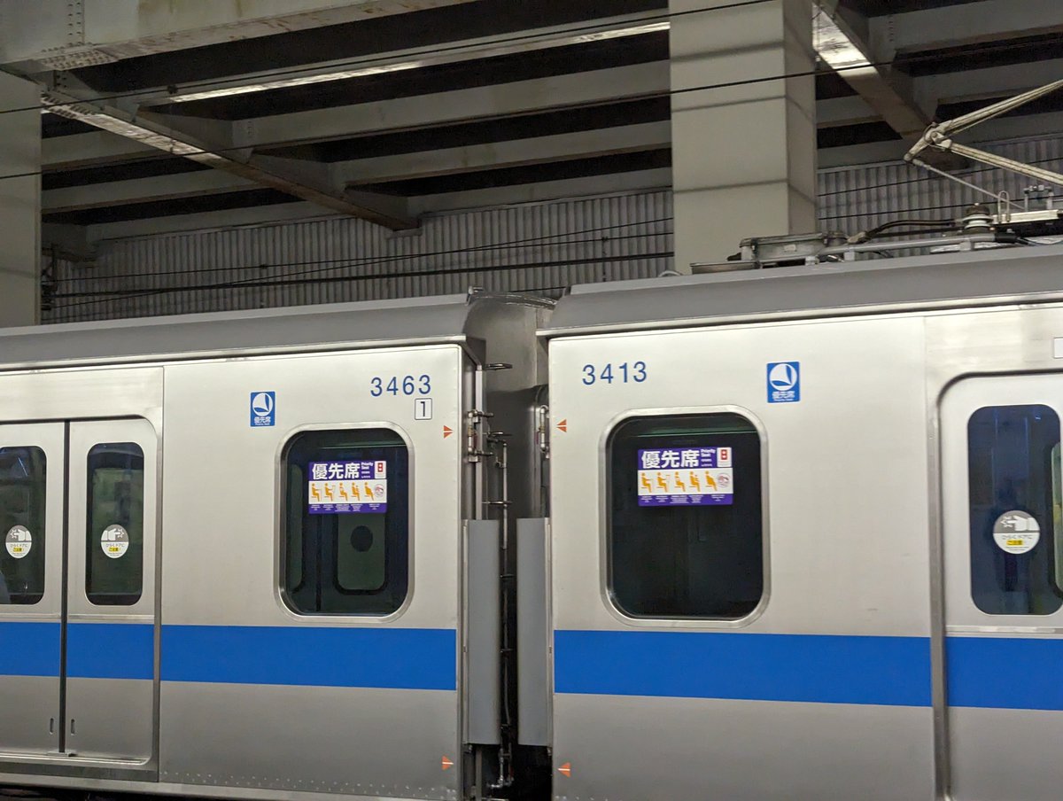 cho40827161's tweet photo. 更新工事を受けて、車番の位置がホームドアに対応した小田急3000形
帯の青味が明るくなっていて驚いた記憶
#X上で勝手に小田急博覧会 https://t.co/7z4yrGqeEQ