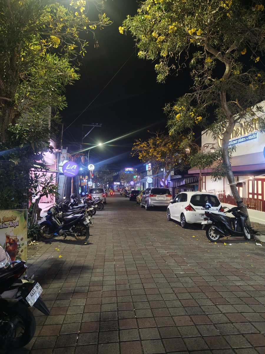 Widino's tweet photo. Entah kenapa vibesnya kota Salatiga tuh kaya beda gitu sama kota-kota lain.

Apalagi malam hari, kaya lebih selow, walau kota tapi ga bising. Enak juga buat jalan kaki malam. https://t.co/krXHRMStTu