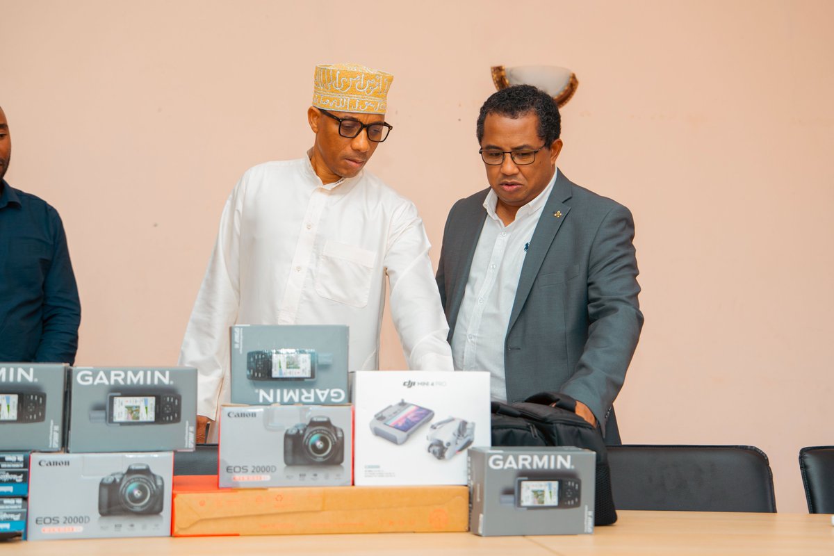 FAOComoros's tweet photo. Aux #Comores 🇰🇲, #SIDSFlagship, avec la @FAO, le @UNEP et le Gouvernement, soutient la restauration des écosystèmes. De nouveaux équipements renforcent la surveillance et la collecte de données pour mieux orienter les actions de conservation. https://t.co/BW1MZYlxhn