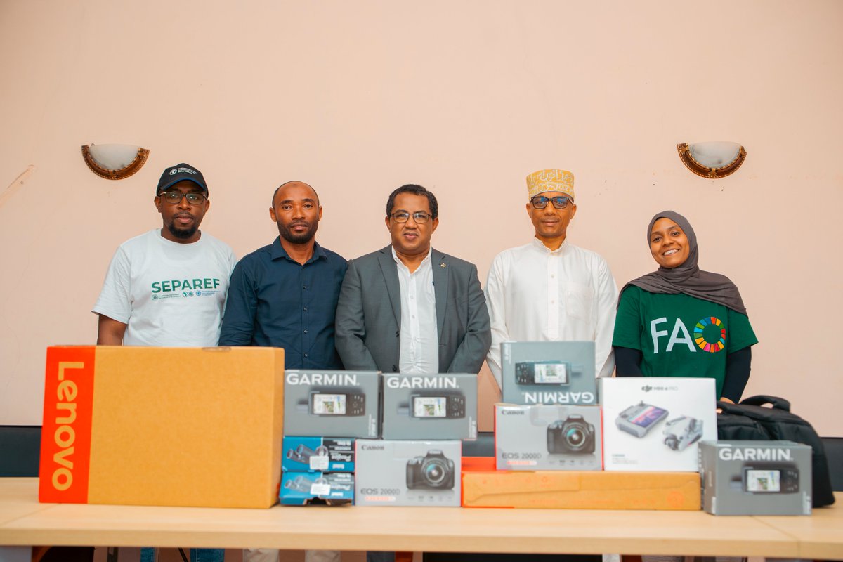 FAOComoros's tweet photo. Aux #Comores 🇰🇲, #SIDSFlagship, avec la @FAO, le @UNEP et le Gouvernement, soutient la restauration des écosystèmes. De nouveaux équipements renforcent la surveillance et la collecte de données pour mieux orienter les actions de conservation. https://t.co/BW1MZYlxhn