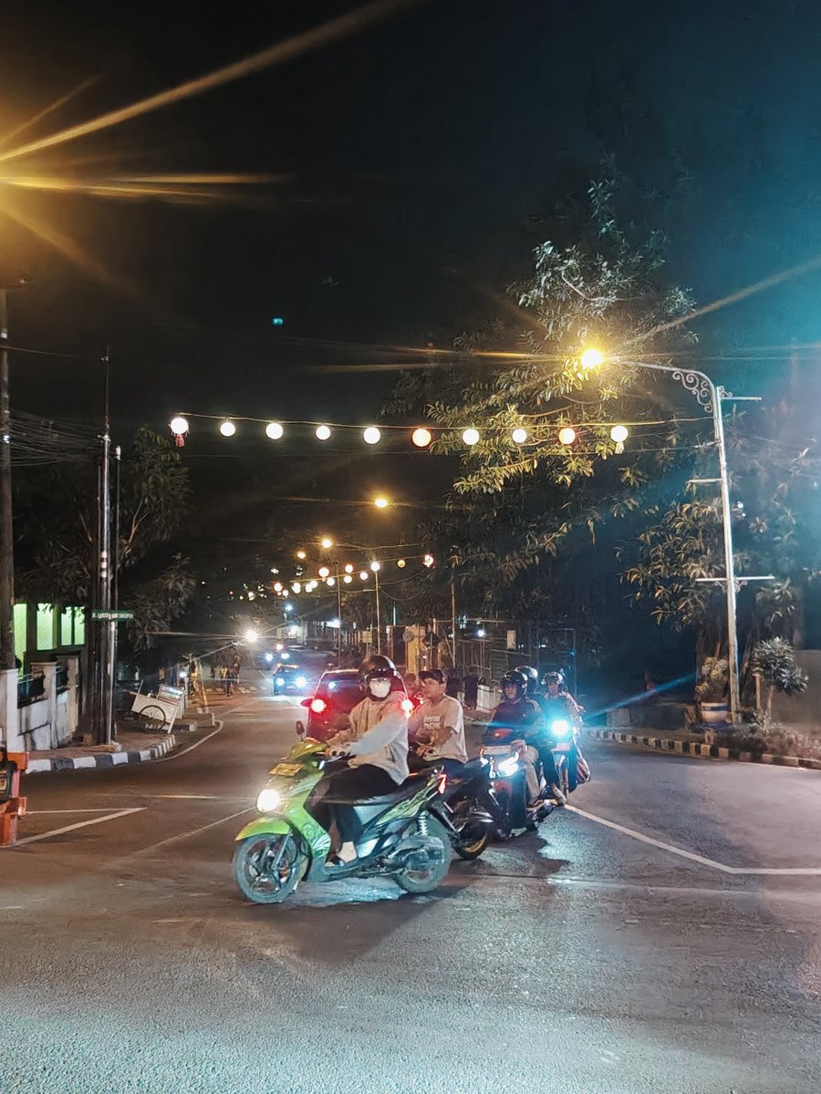 Widino's tweet photo. Entah kenapa vibesnya kota Salatiga tuh kaya beda gitu sama kota-kota lain.

Apalagi malam hari, kaya lebih selow, walau kota tapi ga bising. Enak juga buat jalan kaki malam. https://t.co/krXHRMStTu