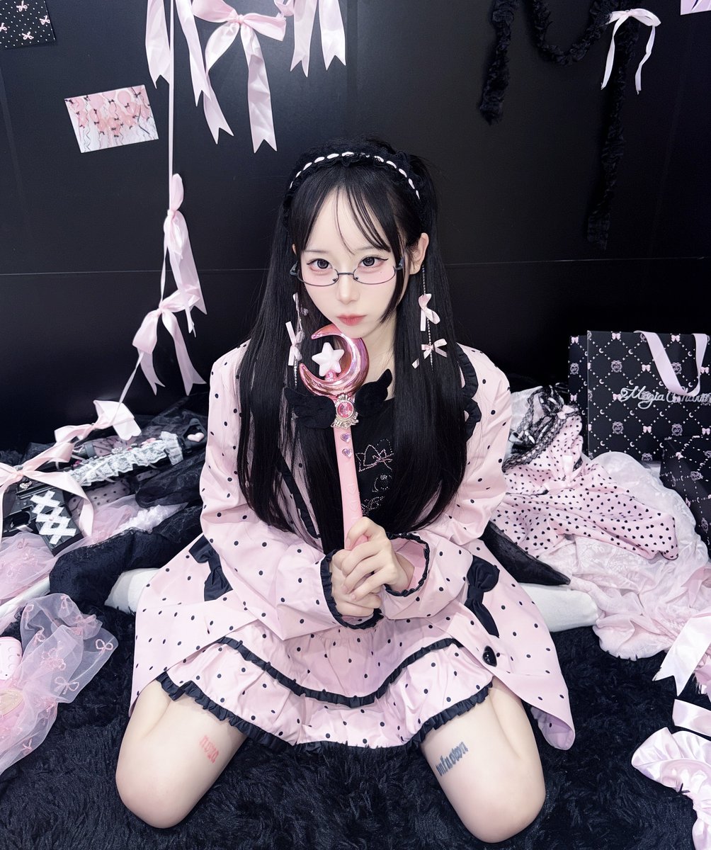 hakanai_oteri's tweet photo. メガネ×ピンク担当🎀 https://t.co/GOqOYpPM1i