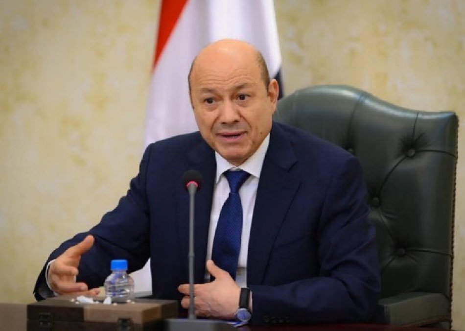 AlshrBy29383's tweet photo. انصح../الدافور رشاد العليمي لأستسلام افضل من ان يتحمل بحيرات من الدماء ويسأل عليها امام رب العباد.. يكفي. الى هنا. ويترك العجينة للخباز.. 

وماتبقئ من عمره يعاش.. والقبور كثيرة جنب الزنداني وبن باز.. https://t.co/NMYiNJABeo