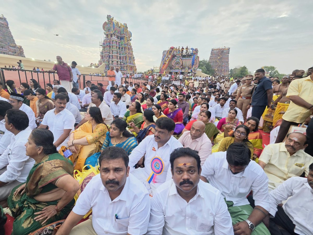 pmathanrajamla's tweet photo. உலக புகழ்பெற்ற மதுரை மீனாட்சி சுந்தரேஸ்வரர் திருக்கோவிலில் 17 ஆண்டுகளுக்குப் பிறகு மகா குடமுழுக்கு விழா வெகு விமரிசையாக நடைபெற்றது.

உங்களுடன் உங்களுக்காக என்றும் மக்கள் பணியில்.. https://t.co/fWpX0fgXqB