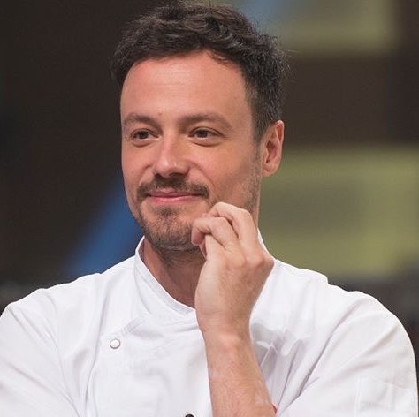 vaidesmaiar's tweet photo. 🚨Will Peters e Irina Cordeiro estão confirmados na nova edição do #MasterChefBR Profissionais, trazendo veteranos de volta à cozinha.  

A nova temporada vai reunir ex-participantes conhecidos do público. 

A estreia é dia 06/10, às 22h30, na Band. https://t.co/nOsQZ7tadW