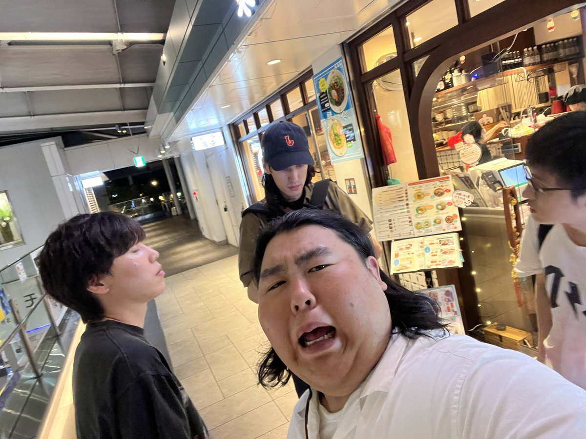 sillyfatsong's tweet photo. 昨日（9/17）は誕生日でした！24歳になりました‼️
ライブスタッフ終わりで同期にラーメンご馳走してもらいましたが、僕の分の料金の割り勘で揉めてました。ありがとう‼️ https://t.co/OYXLdfWgLp