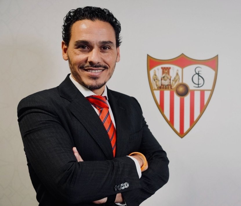InfoSevillismo's tweet photo. Pues este tipo que cobra como el mejor directivo del Ibex 35, se va a plantar en la Jornada 6 y contra un equipo como el Barcelona, sin un solo sponsor en la equipación.

Partido que ven decenas de millones de personas en todo el mundo.

Igualame la incompetencia. https://t.co/mHxsB6AdCu