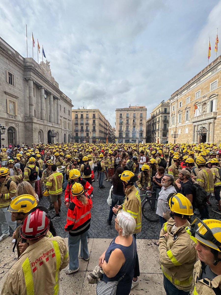 mpozueloc's tweet photo. Tot el nostre suport als bombers de Catalunya, que es manifiesten avui a Barcelona per defensar unes condicions laborals dignes, i contra un model de prestació del servei precari, fraudulent i que no respon a les necessitats actuals.

Els col·lectius de bombers, bombers voluntaris, EPAF i TEOCS surten avui junts al carrer en lluita pels seus drets:
S’han de regularitzar els treballadors amb contractes fraudulents, s’han de reorganitzar els parcs, i cal posar fi d’una vegada per totes al frau d’hores extres estructurals, abusos i estafes a la Seguretat Social.

Exigim dignitat per als treballadors d’uns serveis públics essencials per la gent. Mentre el Departament d’Interior continuï ignorant els bombers, ens mantindrem en peu.

#Bomberscat