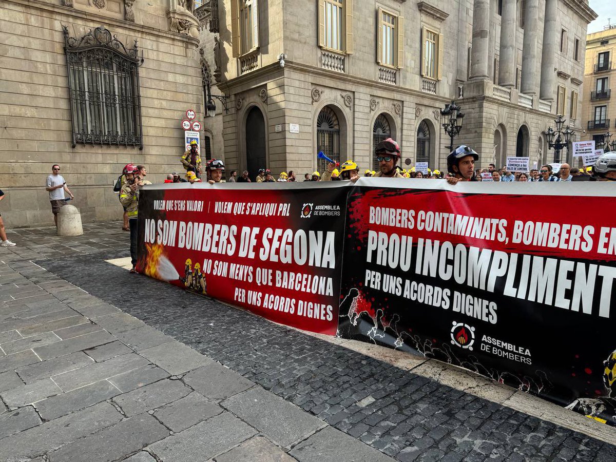 mpozueloc's tweet photo. Tot el nostre suport als bombers de Catalunya, que es manifiesten avui a Barcelona per defensar unes condicions laborals dignes, i contra un model de prestació del servei precari, fraudulent i que no respon a les necessitats actuals.

Els col·lectius de bombers, bombers voluntaris, EPAF i TEOCS surten avui junts al carrer en lluita pels seus drets:
S’han de regularitzar els treballadors amb contractes fraudulents, s’han de reorganitzar els parcs, i cal posar fi d’una vegada per totes al frau d’hores extres estructurals, abusos i estafes a la Seguretat Social.

Exigim dignitat per als treballadors d’uns serveis públics essencials per la gent. Mentre el Departament d’Interior continuï ignorant els bombers, ens mantindrem en peu.

#Bomberscat