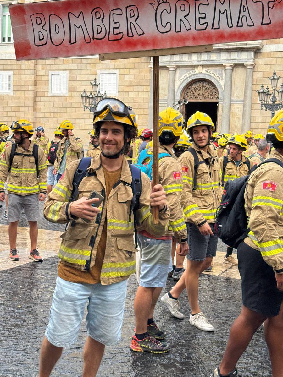 mpozueloc's tweet photo. Tot el nostre suport als bombers de Catalunya, que es manifiesten avui a Barcelona per defensar unes condicions laborals dignes, i contra un model de prestació del servei precari, fraudulent i que no respon a les necessitats actuals.

Els col·lectius de bombers, bombers voluntaris, EPAF i TEOCS surten avui junts al carrer en lluita pels seus drets:
S’han de regularitzar els treballadors amb contractes fraudulents, s’han de reorganitzar els parcs, i cal posar fi d’una vegada per totes al frau d’hores extres estructurals, abusos i estafes a la Seguretat Social.

Exigim dignitat per als treballadors d’uns serveis públics essencials per la gent. Mentre el Departament d’Interior continuï ignorant els bombers, ens mantindrem en peu.

#Bomberscat