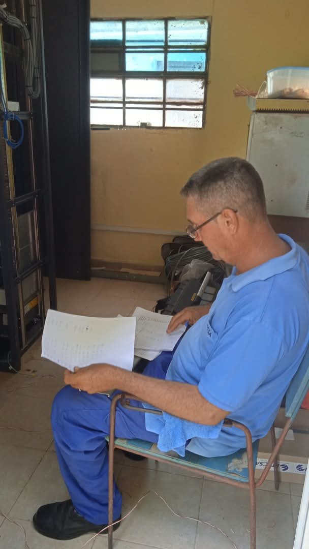 GladysDailyn's tweet photo. 📶 La expansión de los servicios telefónicos y de internet se erigen entre los más grandes desafíos que la @ETECSA_Cuba #Camagüey  exhibe en las comunidades. Un ejemplo de ese quehacer es la labor de reparadores, técnicos, especialistas y ejecutivas en Altagracia. https://t.co/IkGFkmwy7y