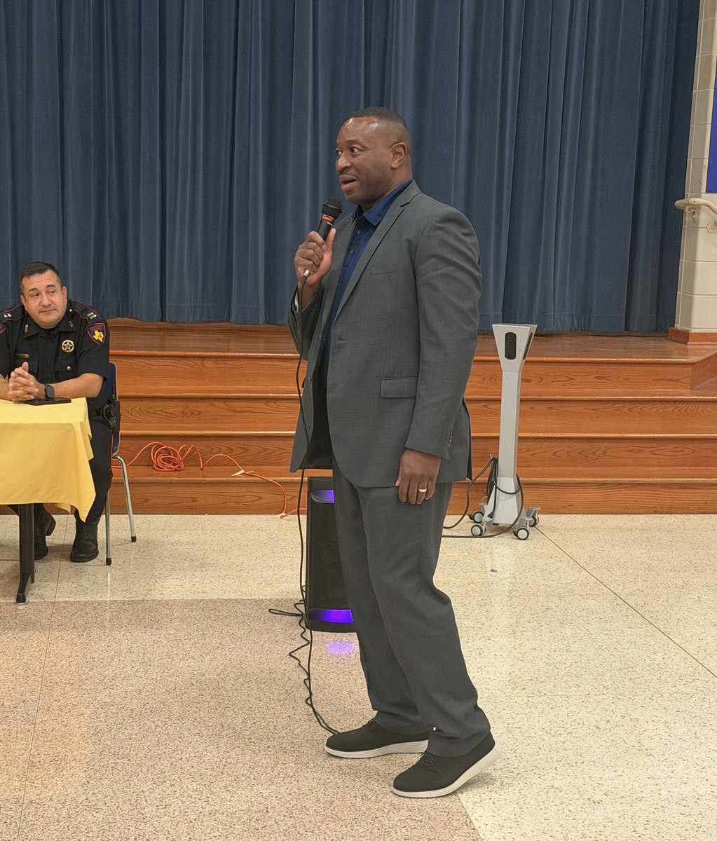 drgoffney's tweet photo. Thank you @DavisHS_AISD principal for all the work you do with the Green Oak Park Homeowners Association and the many ways you partner to support our students! https://t.co/8aUtScGE0d
