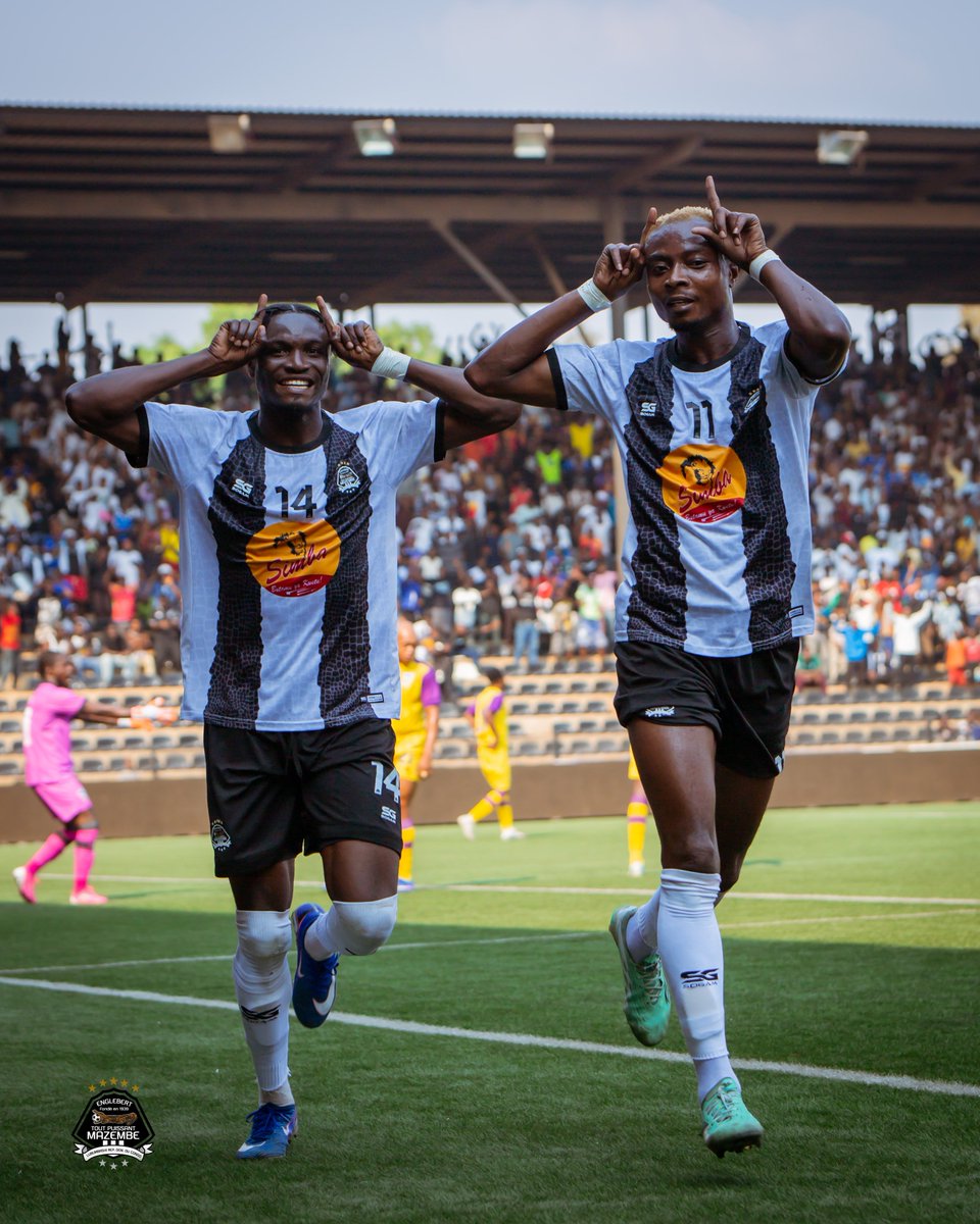 TPMazembe's tweet photo. #InsideTPM
​Samedi 12 septembre à Kamalondo, #KAZEMA a fait frissonner le Temple des #Badiangwenas. En inscrivant son but de la tête, le nouveau dossard 11 des #Corbeaux a célébré à la manière du grand #KABANGU : doigts en cornes, cheveux blonds et même numéro sur le maillot... https://t.co/9YFicKmm1Y