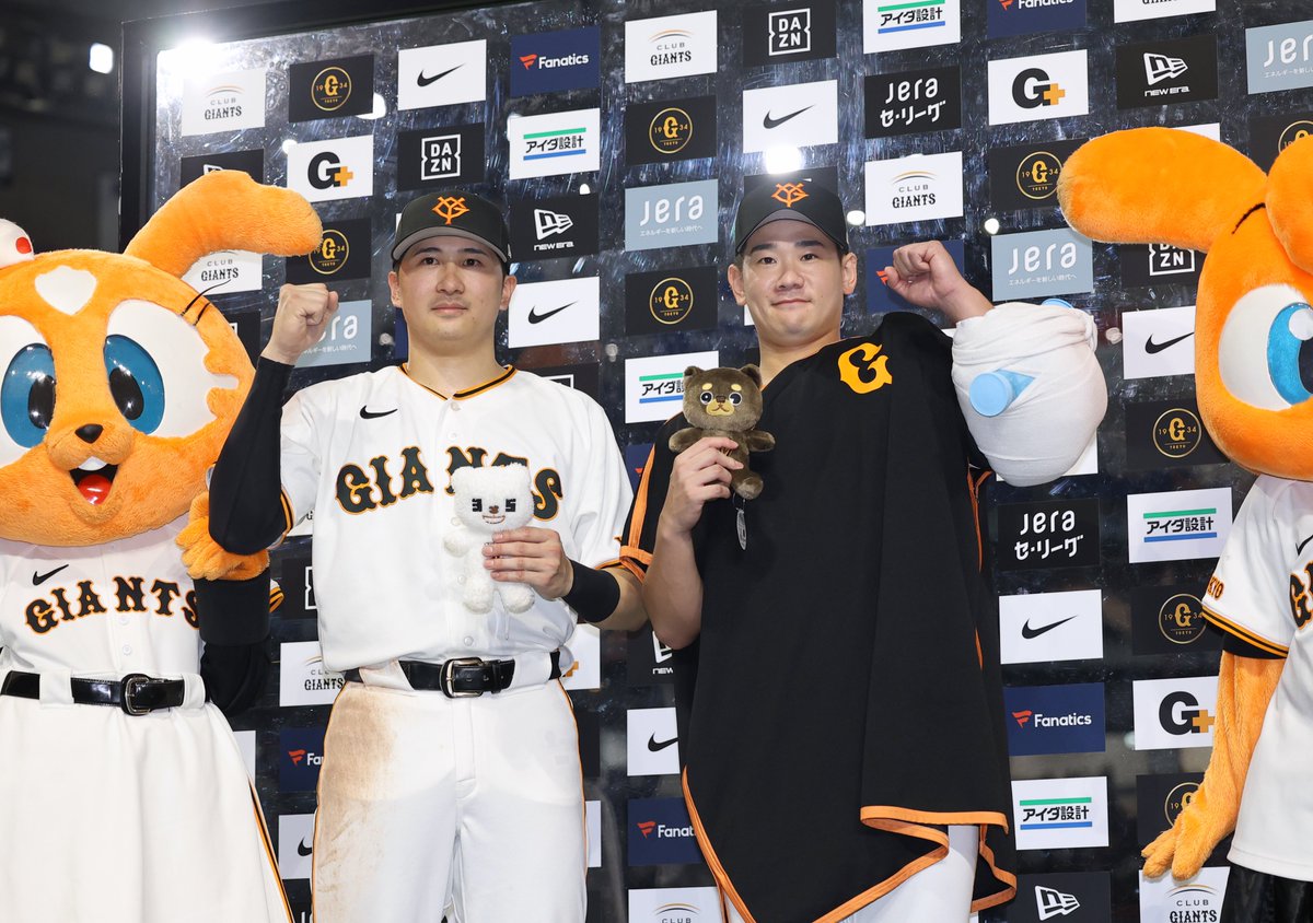 sanspo_giants's tweet photo. 【#本日のベストショット📸】　
お立ち台は #泉口友汰 #井上温大 選手。それぞれのパペットを手にガッツポーズ（撮影・萩原悠久人）

#巨人 #ジャイアンツ #giants #サンスポ https://t.co/Wq5qfO3F82