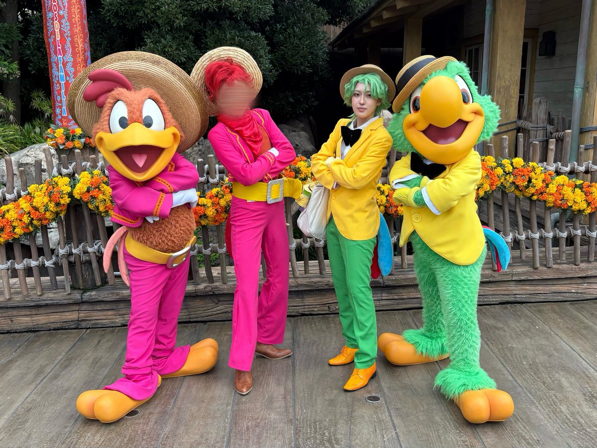 usginnk's tweet photo. 念願の仮装で🦜🐓に会うことが出来て嬉しかった！
2人もめちゃめちゃ喜んでくれて最高グリ！！
#Dハロ仮装2026 #Dハロ仮装 https://t.co/oQXkjWfDQB