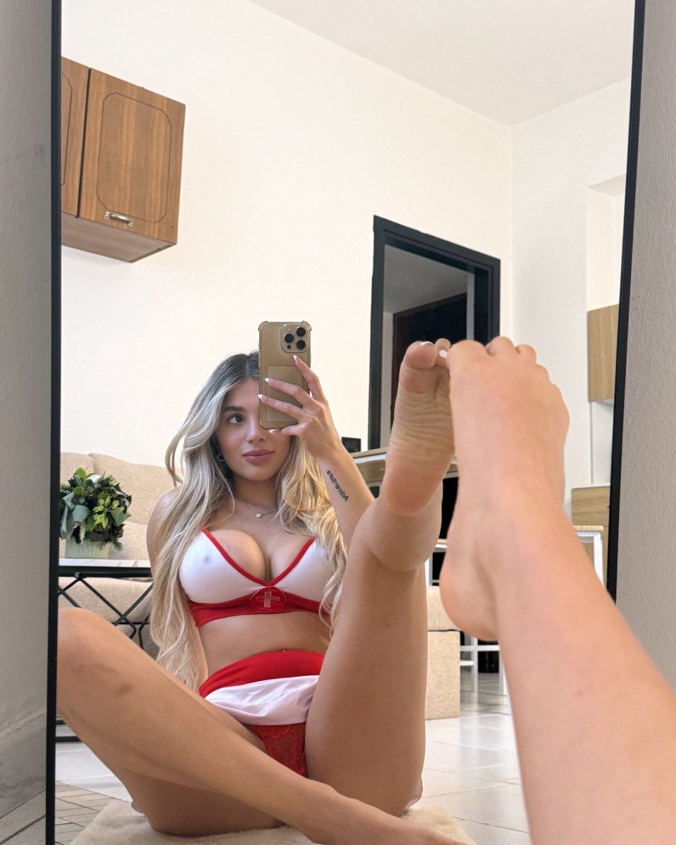 Chloewtfm's tweet photo. Mes seins + moi --> Tes Dm 
Viens Chercher, c'est à toi 🍒❤️ https://t.co/oP3RTTSDII
