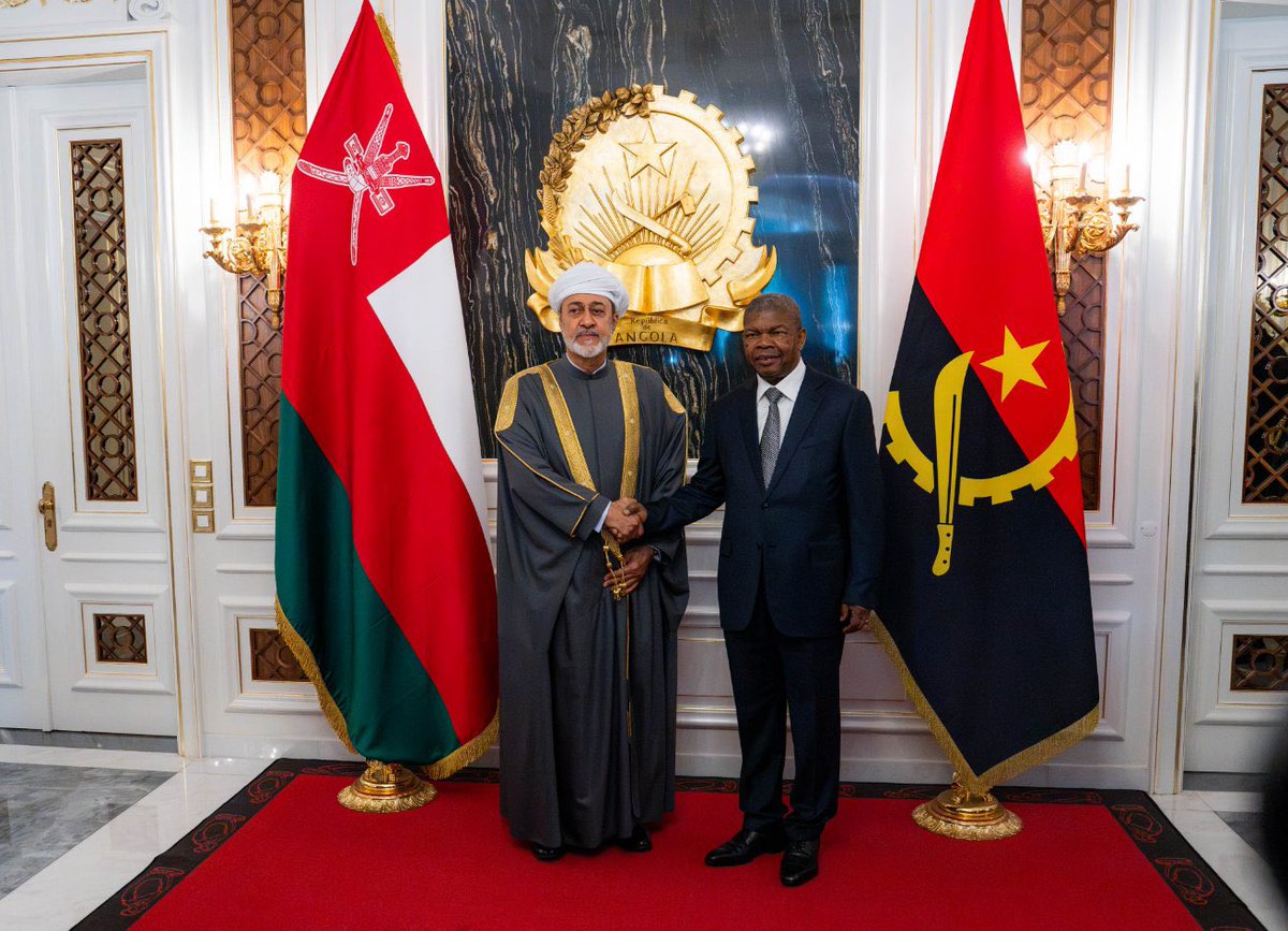 RoyalOmanFamily's tweet photo. 📸 جلالةُ السُّلطان المُعظّم /حفظهُ اللهُ ورعاهُ/ وفخامةُ الرّئيس الأنجولي يعقدان لقاءً ثُنائيًّا بمقرّ القصر الرّئاسي في #لواندا، جرى خلاله استعراضُ العلاقات الطيّبة بين البلديْن وسُبل تعزيزها بما يحقّق المزيد من المنافع المُتبادلة للشّعبين الصّديقين ومناقشة آخر المُستجدّات على السّاحة الدّولية والقضايا ذات الاهتمام المُشترك.