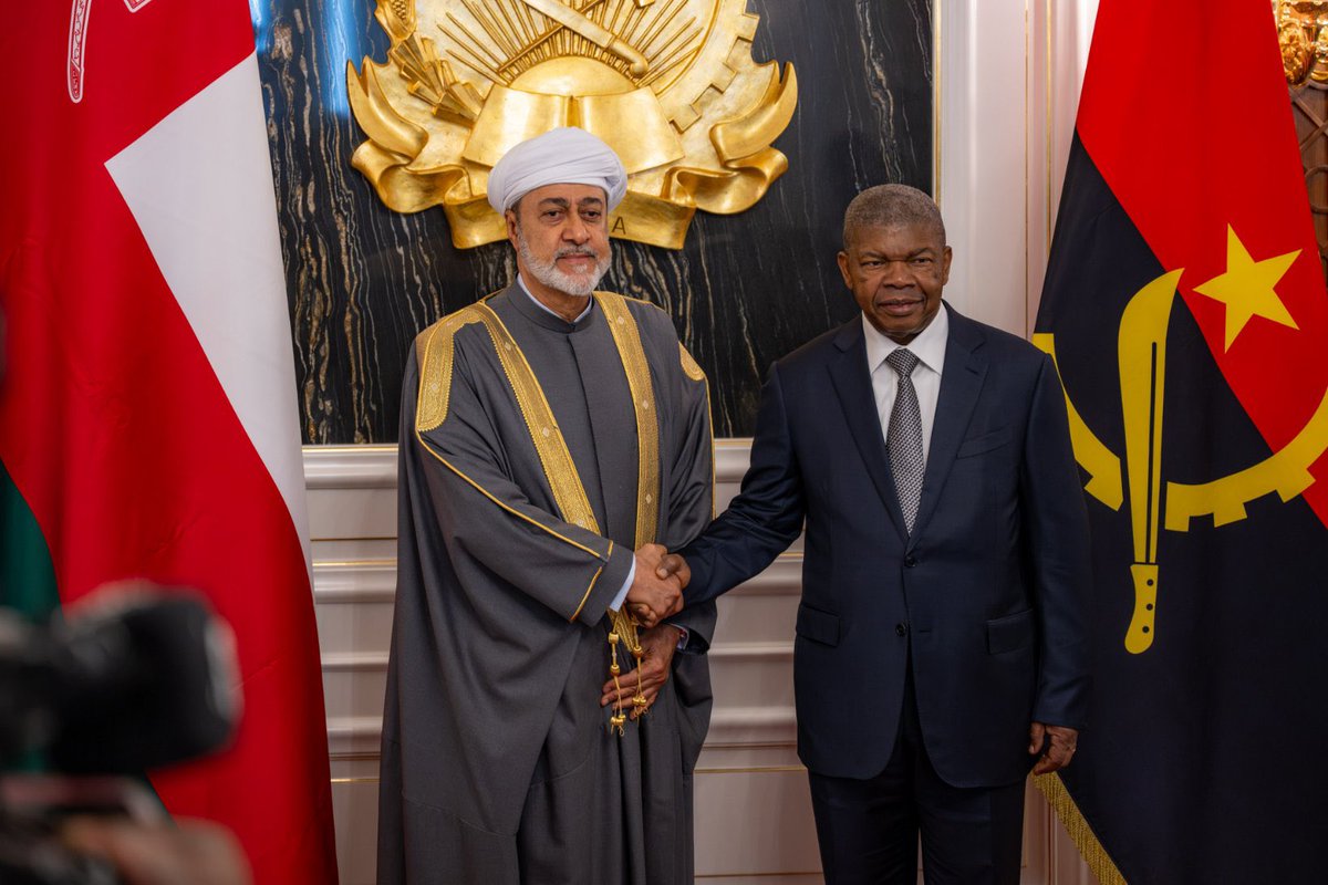 RoyalOmanFamily's tweet photo. 📸 جلالةُ السُّلطان المُعظّم /حفظهُ اللهُ ورعاهُ/ وفخامةُ الرّئيس الأنجولي يعقدان لقاءً ثُنائيًّا بمقرّ القصر الرّئاسي في #لواندا، جرى خلاله استعراضُ العلاقات الطيّبة بين البلديْن وسُبل تعزيزها بما يحقّق المزيد من المنافع المُتبادلة للشّعبين الصّديقين ومناقشة آخر المُستجدّات على السّاحة الدّولية والقضايا ذات الاهتمام المُشترك.