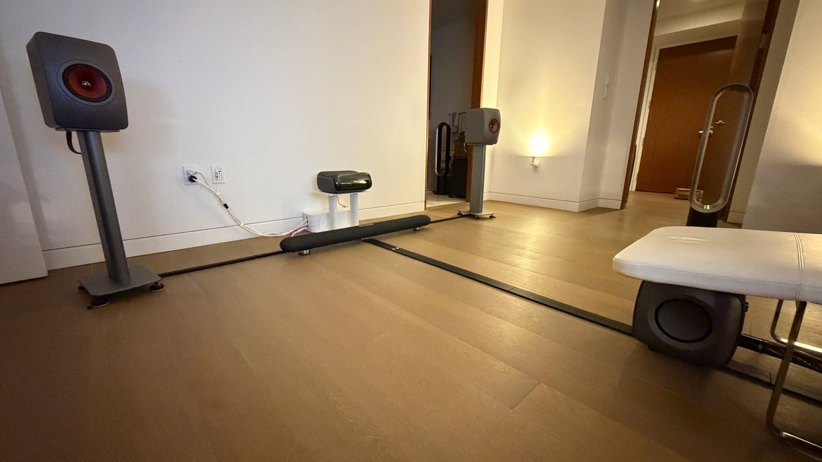 auuo's tweet photo. 新仕事場の音づくり、KEFのLS50とKC62に落ち着いた。
サブウファーなんて邪道と思っていたが、いつのまにか進歩していたのね。これならハイスペックと堂々と渡り合える音ですな。
すばらしい
コストパフォーマンス抜群

ちなみに床のケーブルカバーは３Dプリントお手製ｗ https://t.co/yNmsG9ditG