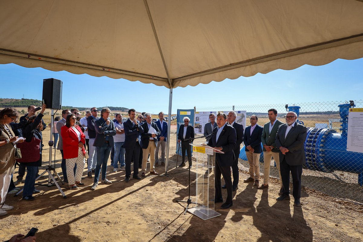 PSOE_CyL's tweet photo. 💧 @cmmsoria acompaña al ministro @LuisPlanas en la visita a las obras de modernización ya finalizadas en la Comunidad de Regantes del Canal Macías Picavea.

▪️Mejora en 2.451 hectáreas de regadío
▪️28,6 millones de inversión
▪️Más de 308 regantes beneficiados

Desde 2018, el Gobierno de España ha destinado 1.100 M€ en modernizar regadíos en Castilla y León, siendo la Comunidad más beneficiada.