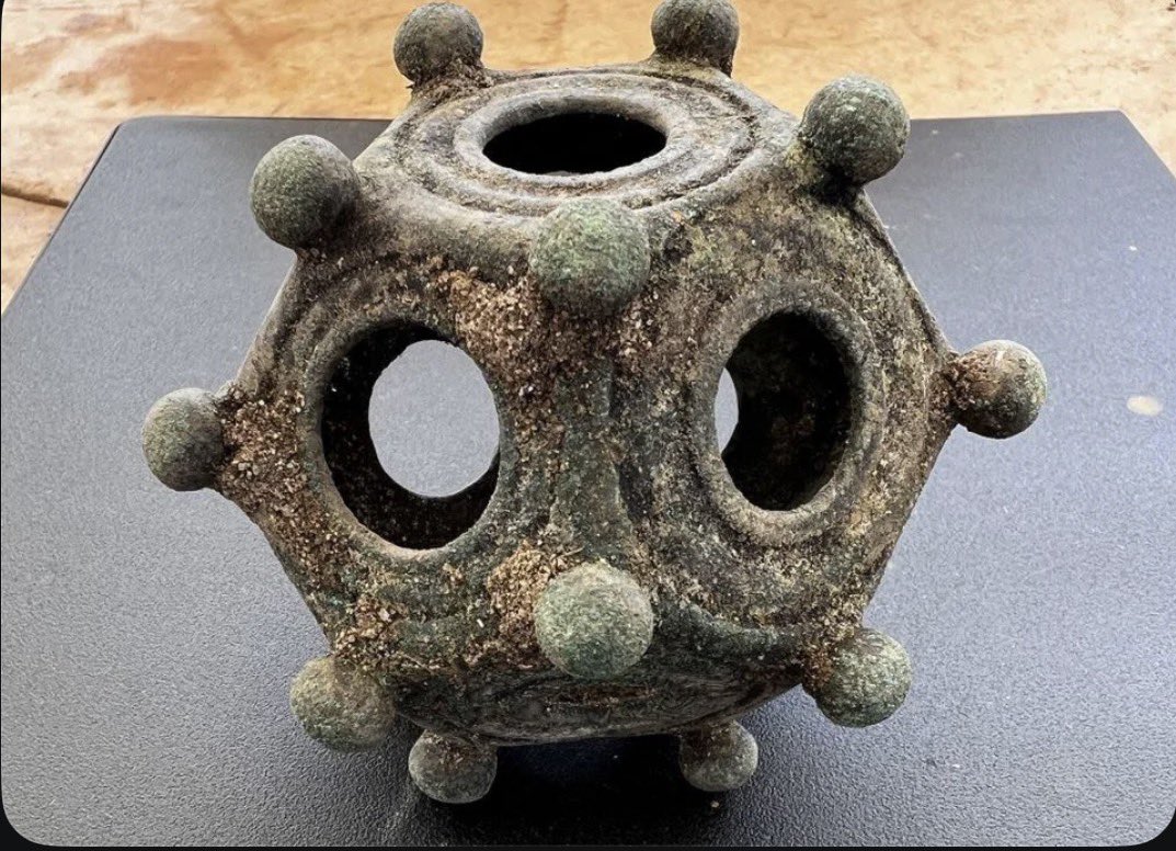 viraldocX's tweet photo. Un objeto romano de hace 1700 años del que los arqueólogos todavía no se ponen de acuerdo sobre para qué servía https://t.co/Vdk5kovgEy