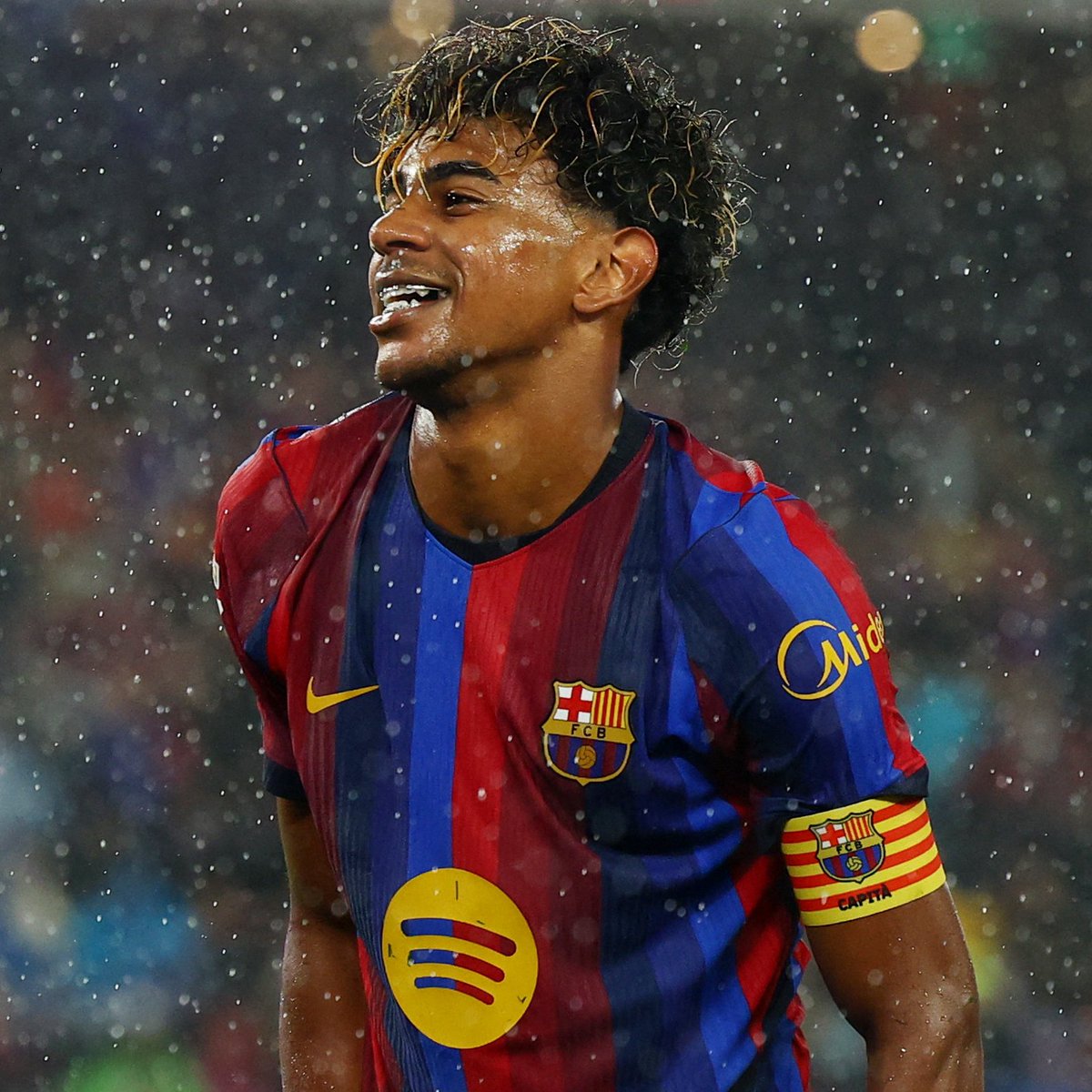 demarkesports's tweet photo. Lamine Yamal: "Ben maçların baştan sona izlendiği, oyuncuların yalnızca gol ve asist sayılarına göre değerlendirilmediği bir futbol anlayışıyla büyüdüm. Örneğin Özil belki 20 gol atmazdı ama onu izlemek büyük keyif verirdi. Ben de onun büyük bir hayranıydım. Günümüzde ise oyuncular daha çok istatistiklerle değerlendiriliyor. Oysa gol atmadığım halde çok iyi oynadığımı hissettiğim birçok maç oldu. Çünkü futbol sadece golü atan oyuncudan değil, kaleciden başlayan bütün bir hücum organizasyonundan ibarettir."