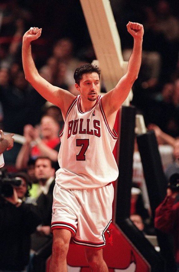 PasionBasketNBA's tweet photo. Hoy cumple 58 años Toni Kukoc:

➡️ 3 anillos
➡️ 2 Platas en los JJOO
➡️ 1 Oro y 1 Bronce en el Mundial
➡️ 2 Oros y 2 Bronces en el Eurobasket
➡️ 1 vez Mejor Sexto Hombre NBA
➡️ 1 MVP de un Mundial
➡️ 1 vez Mejor Jugador Eurobasket 
➡️ 3 Euroligas
➡️ 4 Ligas de Yugoslavia
➡️ 2 Copas de Yugoslavia
➡️ 1 Liga de Italia