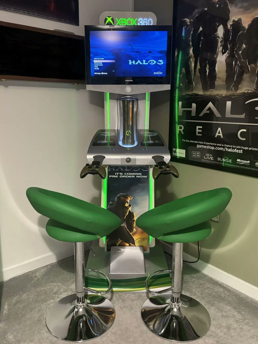 VideoGameHstry's tweet photo. Xbox 360 with Halo 3 kiosk from 2007 https://t.co/AmTEe0UHii