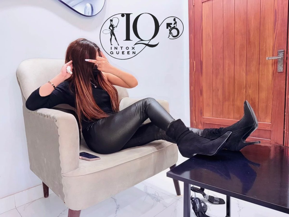 INTOX_BACKUP's tweet photo. a queen like me could reallly use a comfortable foot rest. So if you want to get your body bless of being under my devine feet, you must prove your worthiness first. 
#Queen_Intox https://t.co/UeMmHwUjah