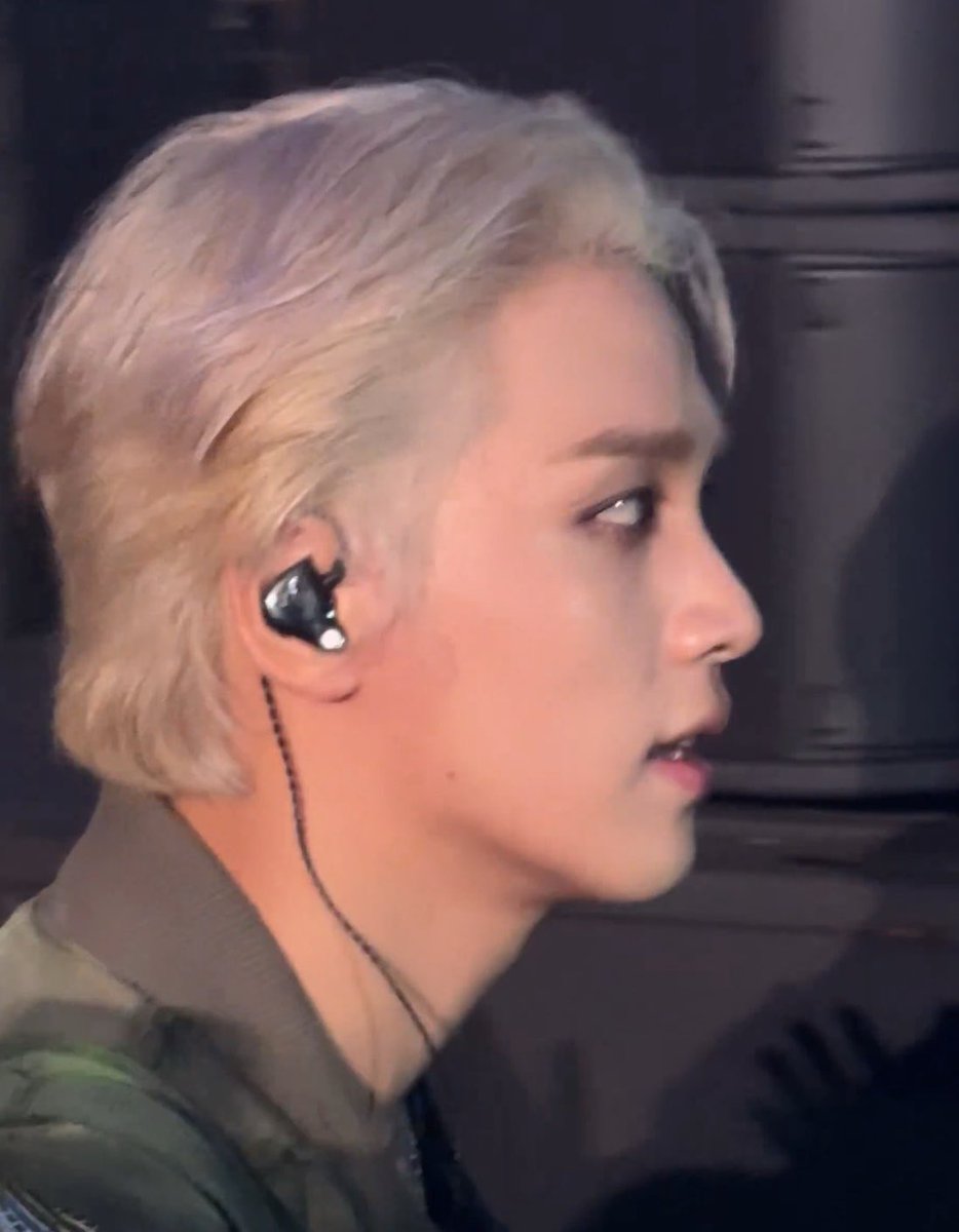 hyuck_peach's tweet photo. haechan’s side profile…….. wow https://t.co/OlHONXoNtT